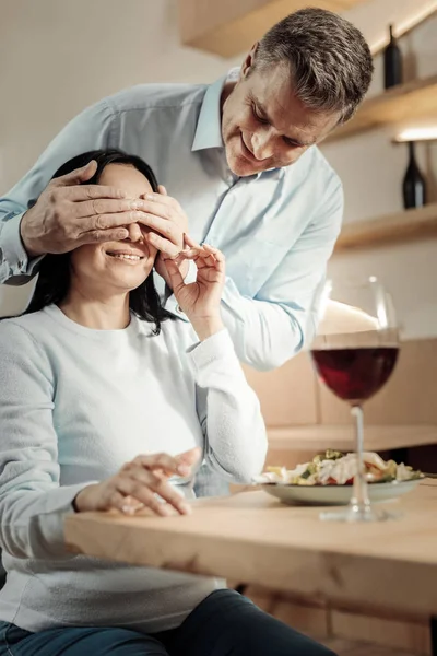 Bonito marido fazendo surpresa para a esposa — Fotografia de Stock