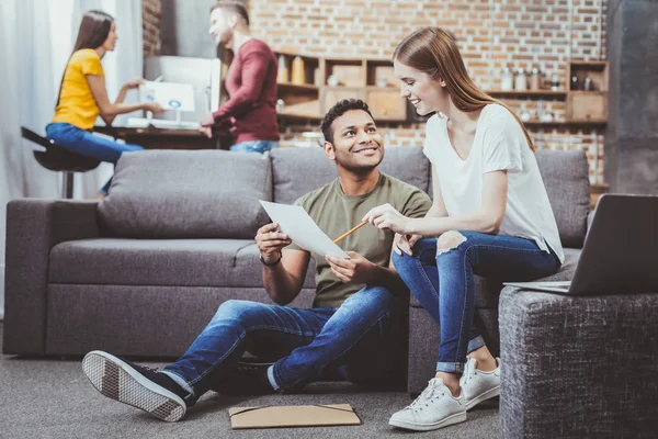 Attente internationale man overleg met zijn collega — Stockfoto