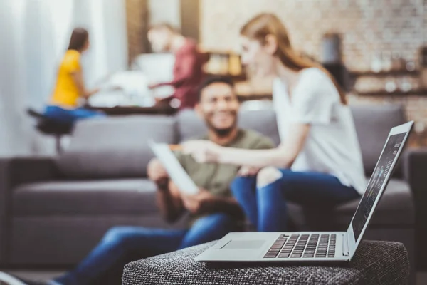 Focused photo on laptop that standing on the couch — Stock Photo, Image