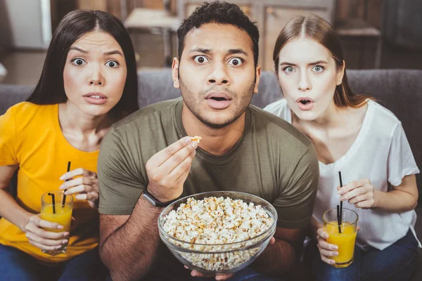 Sorprendido hombre internacional viendo películas —  Fotos de Stock