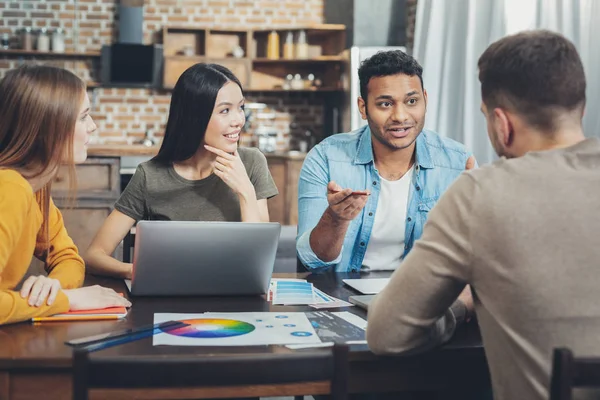 Ambitieuze vier collega's bespreken idee — Stockfoto