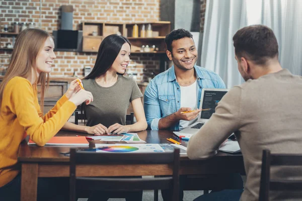 Alegre cuatro colegas estudiando mercado — Foto de Stock