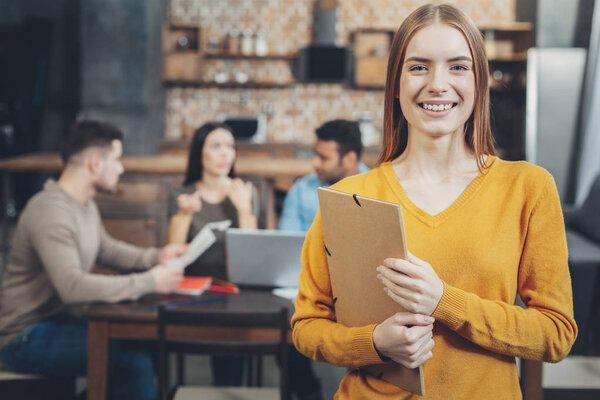 Рад, что коллега принесла документы.
