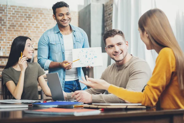 Aantrekkelijke vier studenten die werken op project — Stockfoto