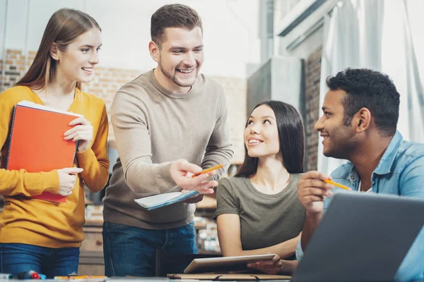 Aantrekkelijke vier studenten brainstormen — Stockfoto