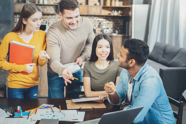 Felices cuatro estudiantes preparándose para los exámenes — Foto de Stock