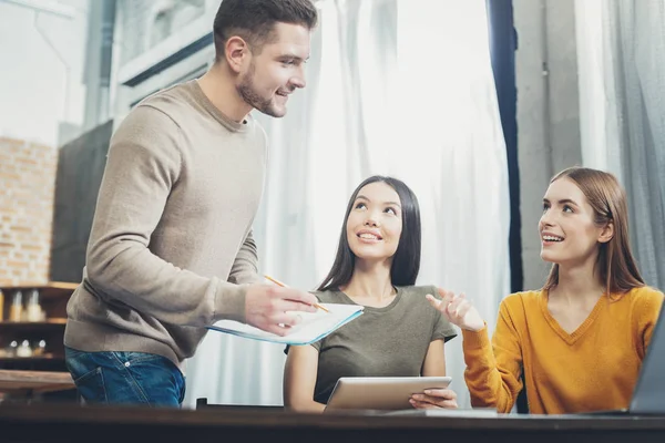 Positivo tres estudiantes notando proposiciones —  Fotos de Stock