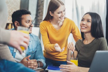 Genç dört meslektaşları teklif yapma