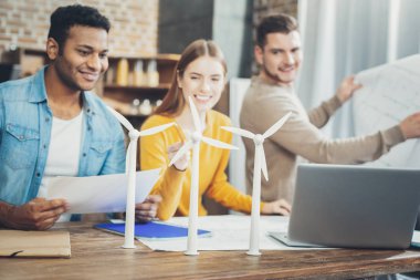 Başarılı üç meslektaşları ile enerji deneme