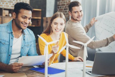 Pozitif üç meslektaşları modelleri ile çalışma