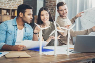 İyimser üç meslektaşları rüzgar enerjisi uygulama