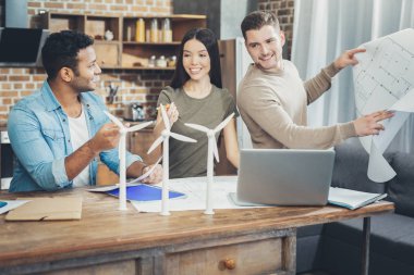 Eşcinsel üç meslektaşları mühendislik