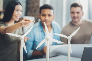 Özenli üç meslektaşları rüzgar enerjisi araştırma