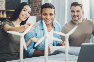 Rüzgar enerjisi mükemmelleştirmek neşeli üç meslektaşları