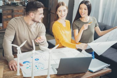 Rüzgar enerjisi geliştirme esinlenerek üç meslektaşları