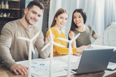 Mutlu üç meslektaşları yenilenebilir enerji teklif