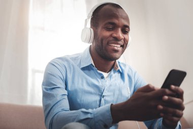 Çok mutlu neşeli adam onun smartphone vasıl arıyor