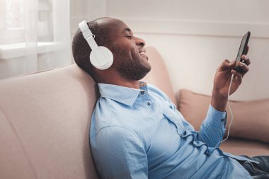 Güzel yakışıklı adam kanepede rahatlatıcı