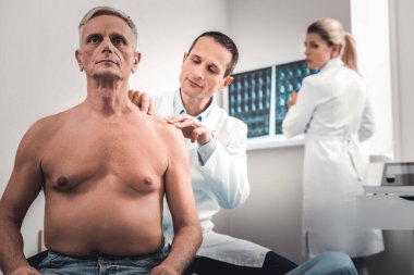 Randevu için hastaneye gelen yaşlı adam