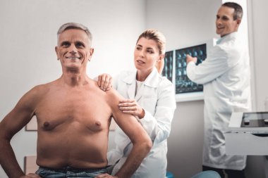 Sarışın hemşire inceleyerek adam emekli