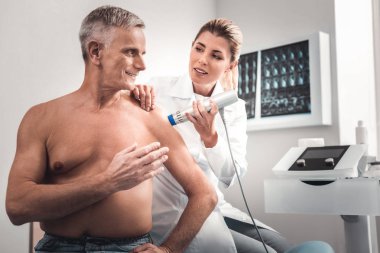 Genç Sarışın Doktor radyolojik x-ray yapma