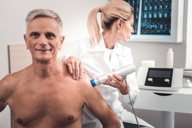 Genç doktor muayene için modern tıbbi imkanları kullanarak