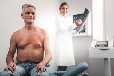 Memnun hasta onun x-ışını sonuçlarını bekliyor