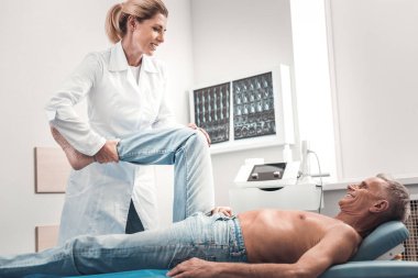 Yatakta yatarken onu hasta inceleyerek chiropractor