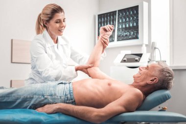 Sarışın genç chiropractor tıbbi istasyonda çalışıyor