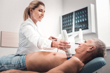 Sarışın fizyoterapist ROENTGEN göğüs yapıyor