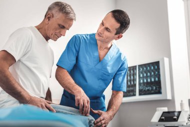Dikkatli chiropractor hasta acısını hakkında istiyor