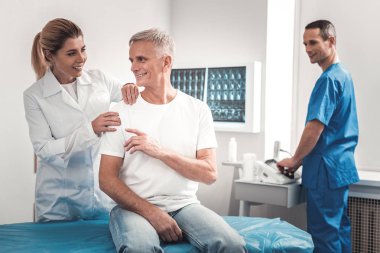 Gri saçlı adam tıbbi check-up sırasında güvenli hissediyorum