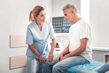 Gelecek vaat eden genç chiropractor emekli incelenmesi