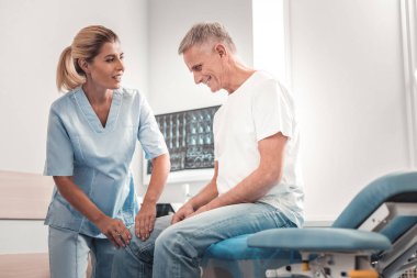 Emekli adam chiropractor düzenli check-up için geliyor