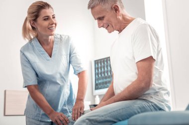 Sarışın masör iş görevlerini zevk gülümseyen