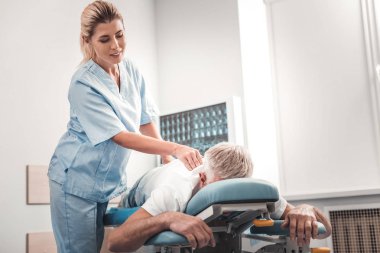 Sarışın chiropractor omurga yaşlı adamın kontrol