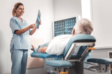 Usta chiropractor bacak roentgen yapıyor