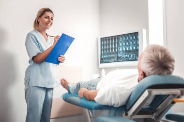 Neşeli chiropractor bazı notlar