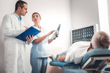 Esmer Doktor önerileri için dinleme giyen beyaz üniforma