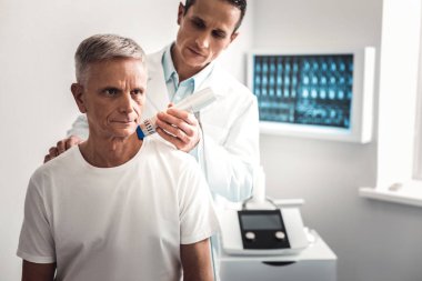 Kara gözlü adam omzunun travma aldıktan sonra kontrol