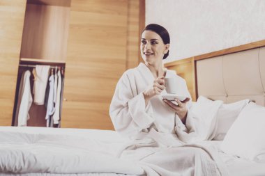 Neşeli kadın bardak çay ile rahatlatıcı