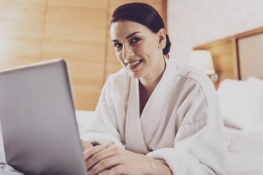 Pozitif freelancer laptop ile çalışma