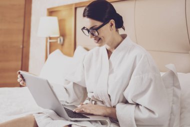 Memnun işkadını iş yazışmaları yürütmek