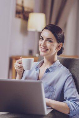 Bir dizüstü bilgisayar ile akşam harcama olumlu serbest meslek