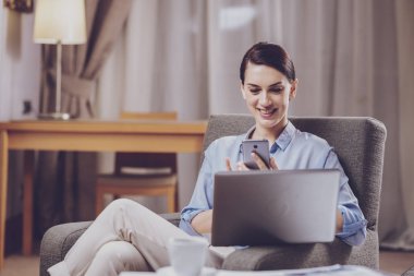 Mutluluk Yöneticisi Smartphone kullanarak