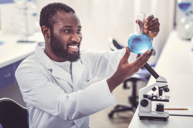 Cam tüp yeni aşı ile tutarak Akıllı kimyasal işçi