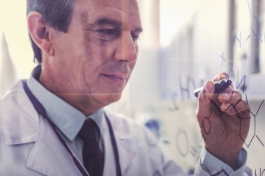 Ciddi deneyimli kimyager yeni kimyasal formülü oluşturma