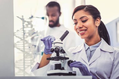 Kimyasal yardımcı erkek patronla çalışma gülümseyen