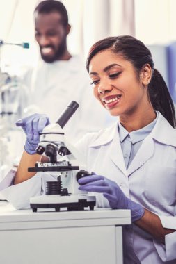 İki gelecek vaat eden genç kimyagerler keşif yapma