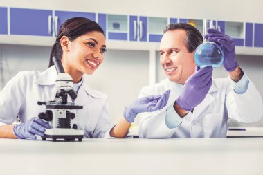 Uzun saçlı kadın Yardımcısı zevk gülümseyen